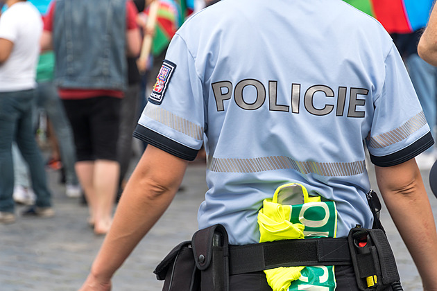 Lidé hlásili na tísňovou linku zápach v domě, v bytě policie našla mrtvého psa