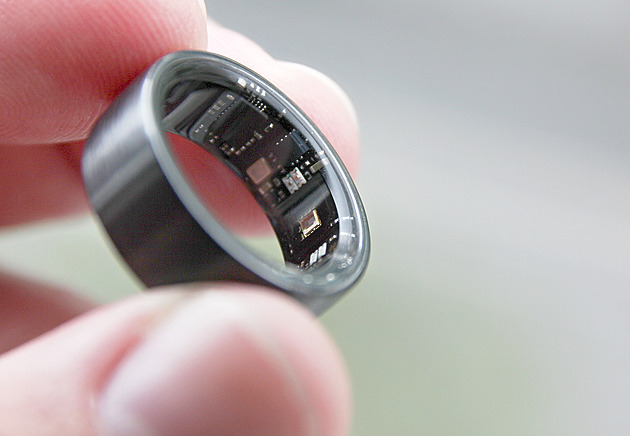 Vyzkoušeli jsme první chytrý prsten na světě, který umí i platit