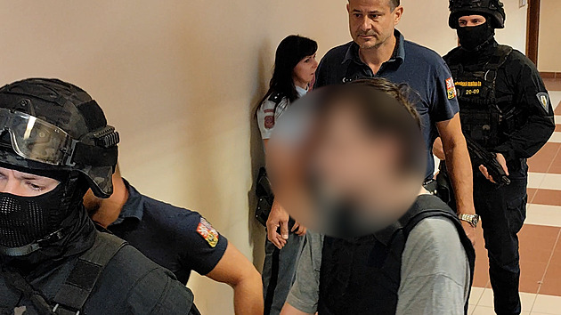 Sedmnáctiletého mladíka soudí za vraždy prodavaček. Dnes odmítl vypovídat