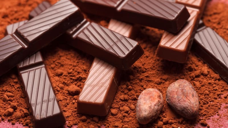 Vánoční cukrovinky vyjdou nejdráž v historii, říká ekonom. Ceny kakaa jsou jako na houpačce