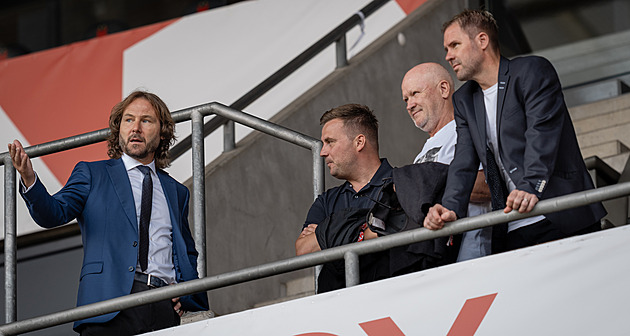 POHLED: Hledá se trenér pro fotbalisty. Vlastně hned dva. Nepřijde vám to bizarní?