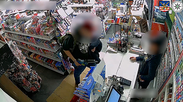 Do večerky vtrhl muž s elektrickou pilou, pokusil se zavraždit prodavačku