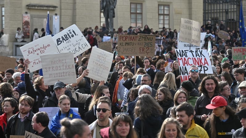 „Nafťák Macinka na MŽP nablinká.“ Stovky lidí v Praze demonstrovaly proti Motoristům sobě