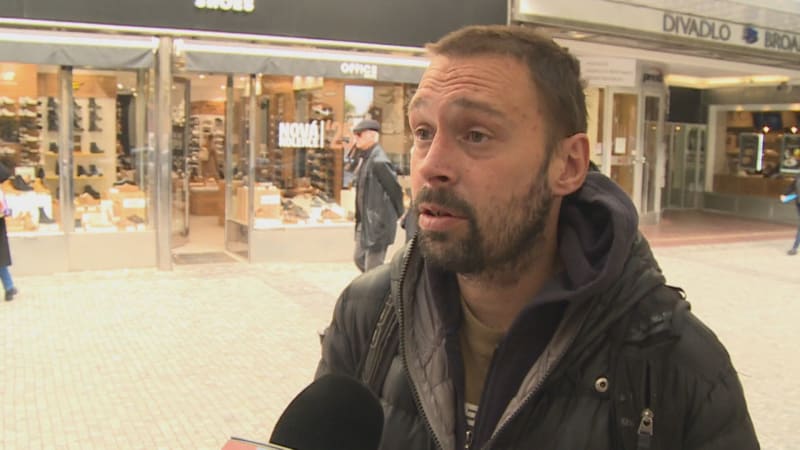 Mučírna bezdomovců v obchodním centru v Praze: Napadený popsal ponižující útok paralyzérem