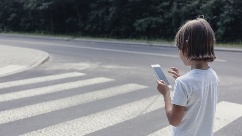 Řidič srazil chlapce z dětského domova, místo pomoci se mu vysmál. Muže hledá berlínská policie