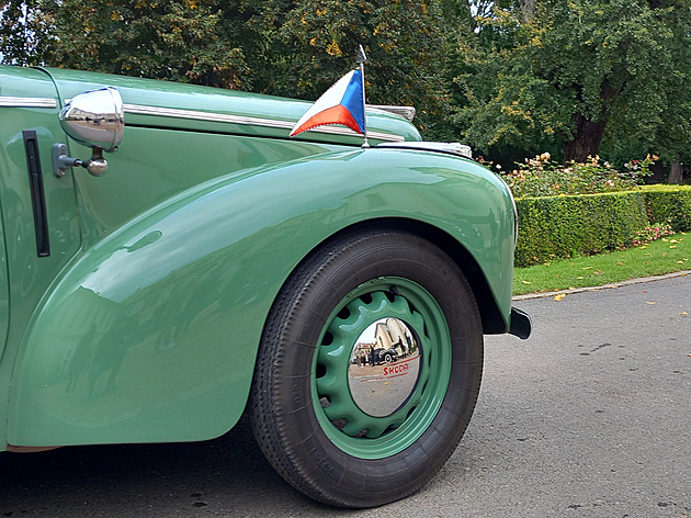 Dědo, kam valíš? Staříci od Škodovky vyrazili na velkou párty ke 130 letům