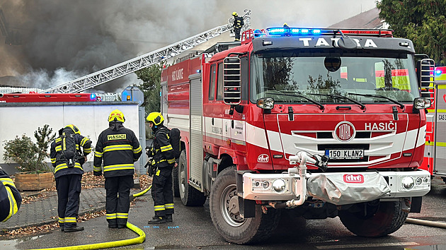 Evakuace 160 lidí, škoda 15 milionů. Na Brněnsku hořela technologická pec