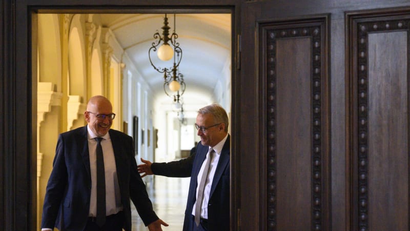 Statisíce na rozloučenou. Stanjura a Bek získají tučné odchodné i auto s řidičem