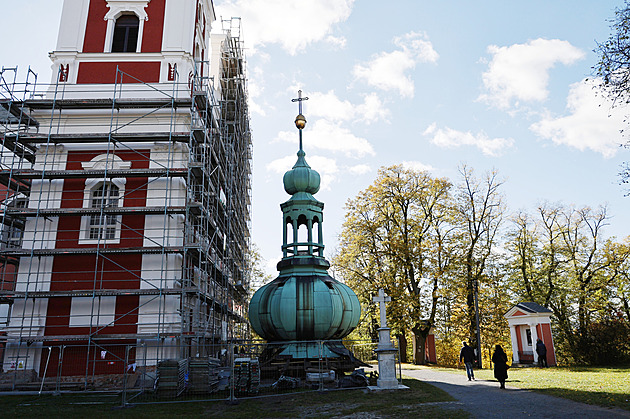 Unikátní oprava. Věž poutního kostela je dole, na trávníku ji stavbaři rozeberou a zase složí