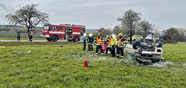 Zdrogovaný řidič se zákazem řízení skončil s autem v kotrmelcích, dva vážně zranění