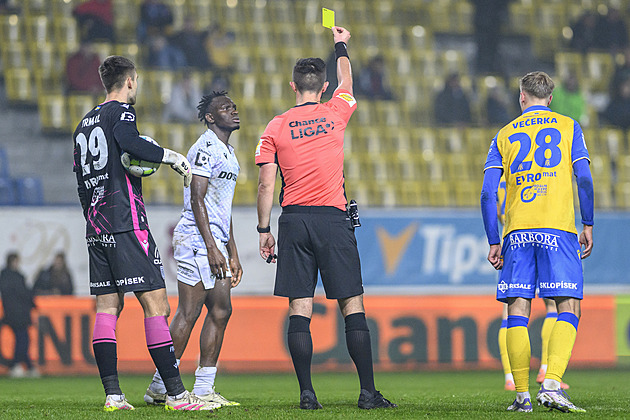 Syllův úder správně jen za žlutou, řekla komise. Plzeňský Adu měl být vyloučen