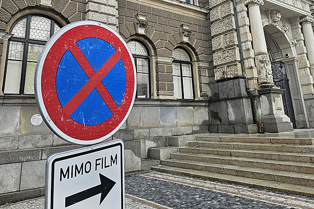 Newyorská smetánka na liberecké radnici. Natáčení Netflixu omezí parkování