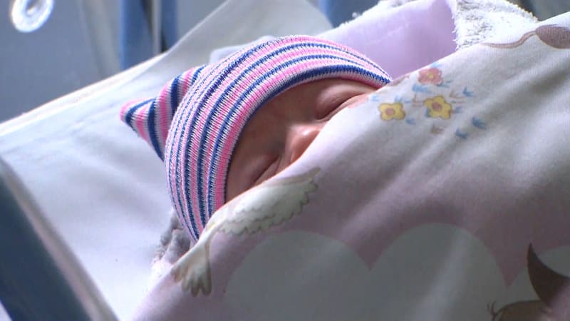 Obchody hlásí propad prodeje plen. V Česku se rodí stále méně dětí a letos přijde další pokles