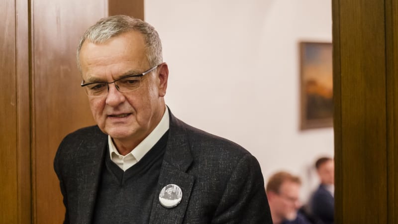 Piráti ve sněmovní izolaci? Rebelující strany se překvapivě zastal Kalousek