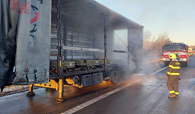 Na D1 vzplál návěs kamionu. Hašení zablokovalo provoz směrem k Brnu