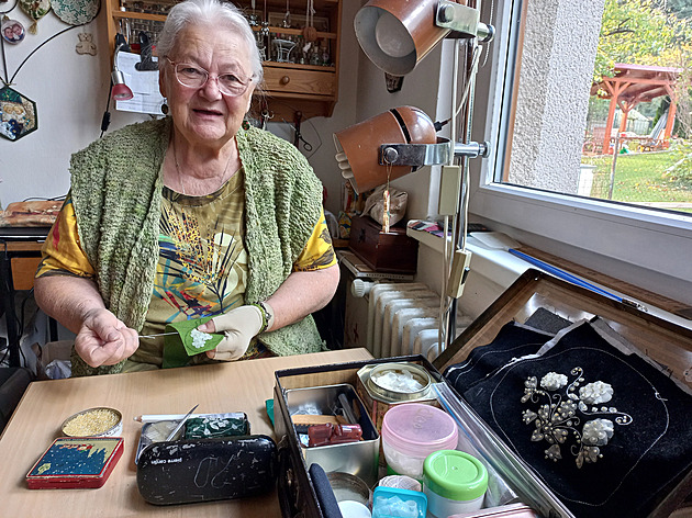 Na sádkách mi chovají kapry se šupinami ve tvaru lístků, vtipkuje vyšívačka