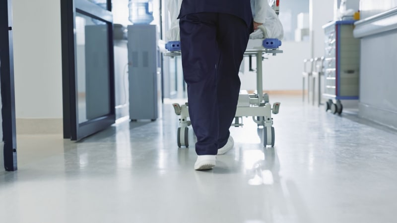 Muž měl měsíc problémy s vyprázdněním. V nemocnici zemřel, lékaři učinili šokující nález