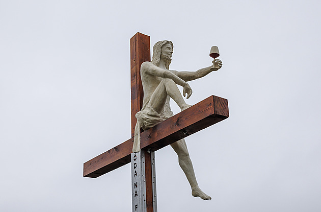 Zničený Ježíš s pohárkem znovu shlíží na vinice, odříznuté kusy vyplnilo srdce