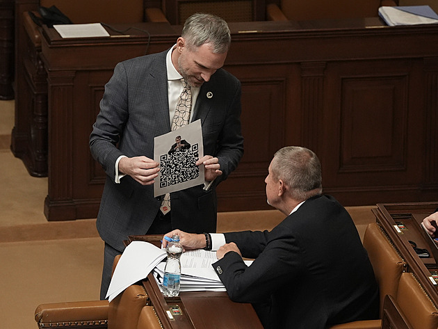 Hřib se snažil Babišovi dát QR kód, aby vrátil miliardy. Šéf ANO ho odhodil