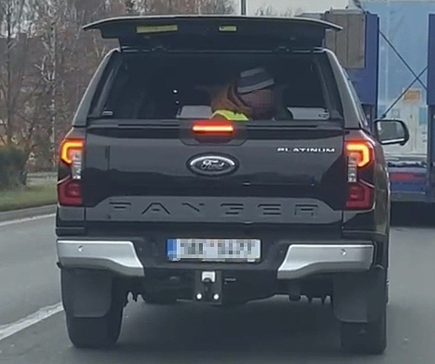 Hazard se životem kvůli dobrému záběru, fotograf jel v otevřeném kufru auta