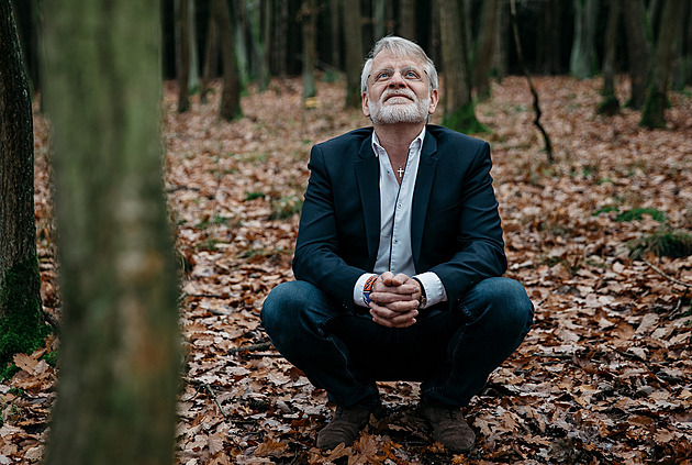 RECENZE: Dost odbytý domácí úkol. Formánkova desátá kniha je ubíjející