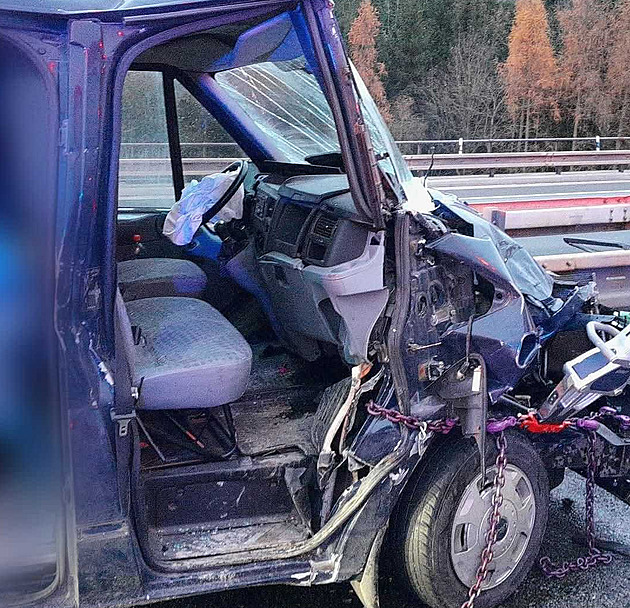 Nehoda kamionu a dodávky v kopci u Rokycan zablokovala D5, dva lidi museli vyprostit