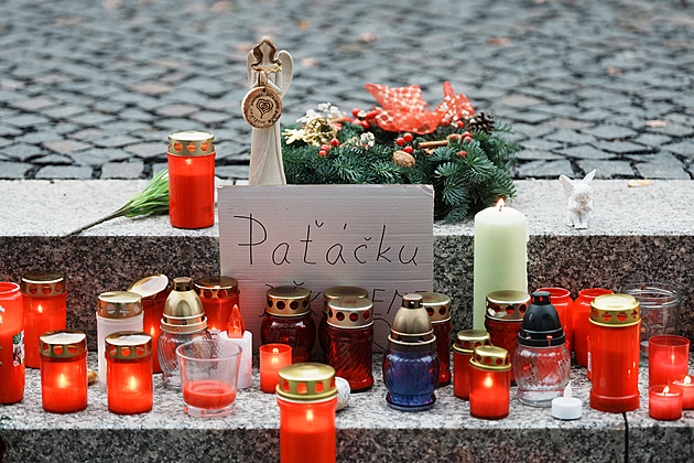 Fanoušci Hezuckého nosí na pietní místo před rádiem svíčky a květiny se vzkazy