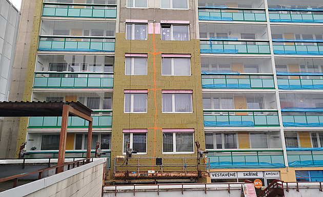 Řemeslníci nedokončili zateplení. Roztrhá vatu mráz, anebo zimu přežije?