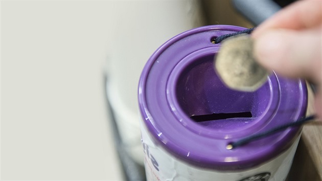 Podvodník se vydával za pracovníka charity. Úprk mu zhatily pomalé dveře