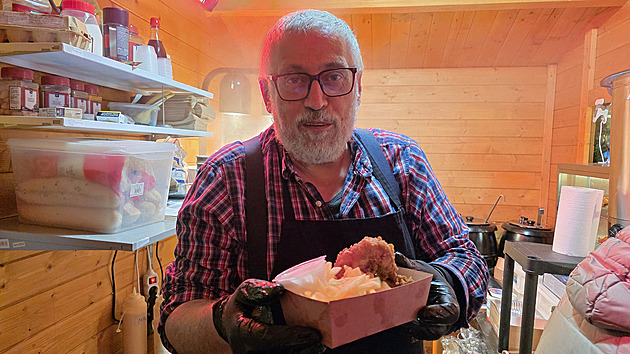 Překvapení na adventních trzích. Ve stánku smaží kuřata bývalý senátor