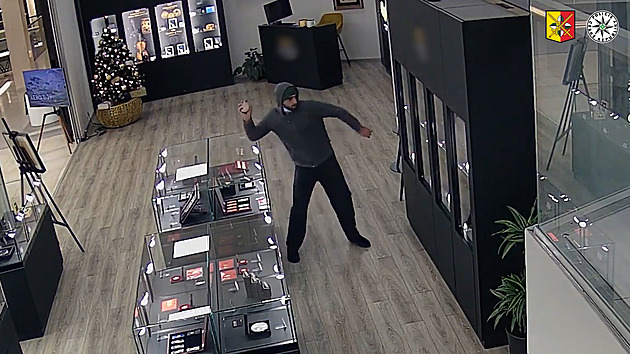 Blesková krádež v Praze. Zloděj kamenem rozbil vitrínu, zmizel se zlatem za miliony