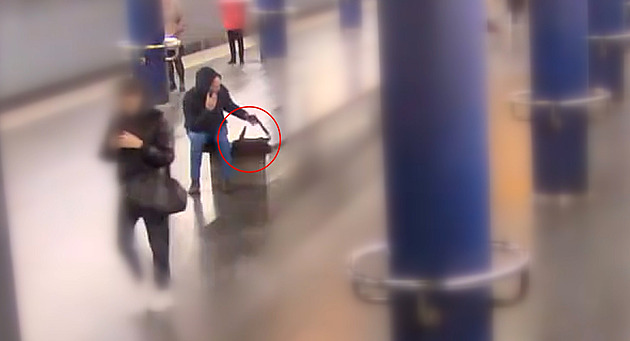 Muž si v metru přivlastnil cizí zapomenutý notebook, pátrá po něm policie