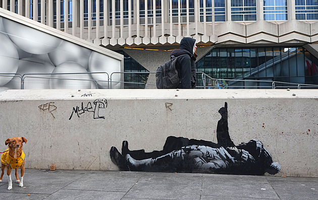 Děti bez domova leží na zemi a zírají ke hvězdám. Banksy potvrdil novou tvorbu