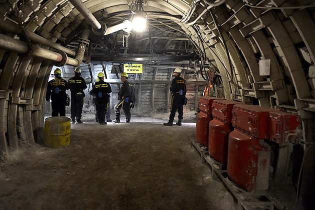 Horníci i pracovníci v chemičkách. Firmy budou povinně přispívat na penzijko