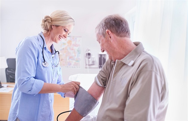 Preventivní prohlídky pro seniory 2026 se mění. Přibudou testy i vyšetření