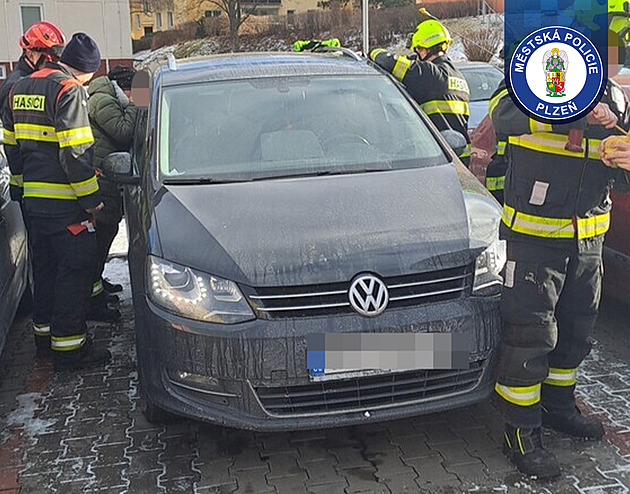 Vystrašené dítě marně lomcovalo páčkou, technická závada ho uvěznila v autě