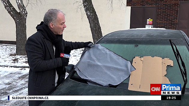 Na namrzlé okno karton, škrabka, chemie. Horkou vodu ne!