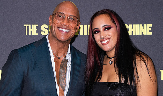 Jako vejce vejci. Dwayne „The Rock“ Johnson ukázal svou dceru, wrestlerku Avu