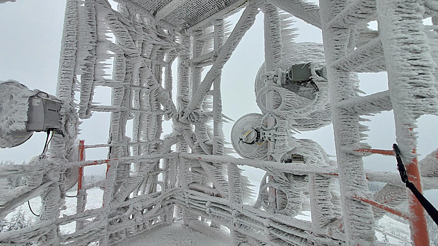 Používají návleky i sprej proti námraze. Údržba vysílačů je v zimě náročná