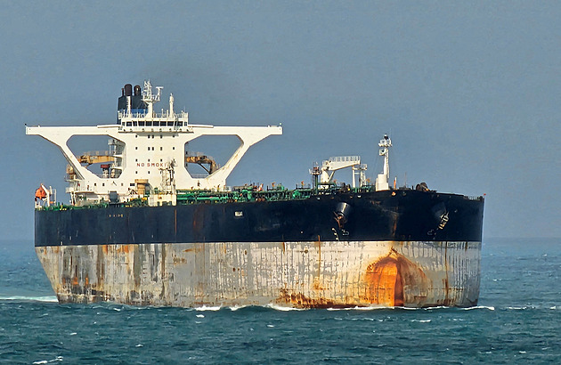 Britové cvičí výsadky na tankerech s ruskou ropou. Odkoukali to od Trumpa