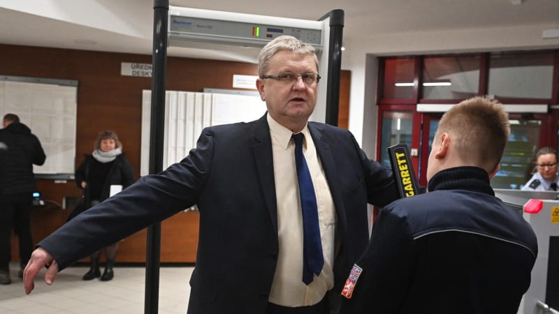 Senior, který praštil Babiše holí, dostal podmínku. Nic velkého se mu nestalo, mínil u soudu