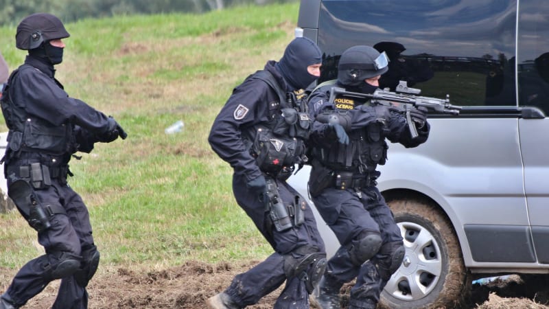 Dva mrtví a několik zraněných po střelbě na Děčínsku. Pachatel útočil na městském úřadě