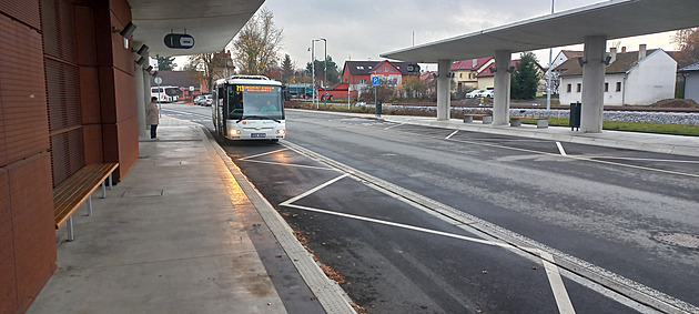 Autobusy minou školu i náměstí. Terminálu duchů to prospěje, cestující se nachodí