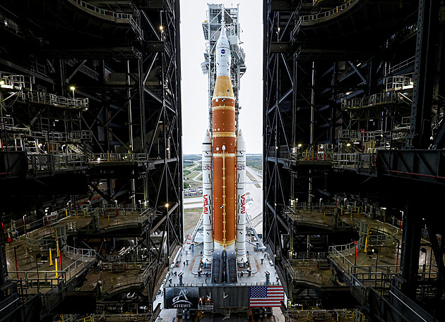 Už za dva týdny zamíří lidé znovu k Měsíci. Raketa a loď dorazily na rampu