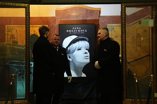 Veřejnost se v Lucerně loučí se zesnulou Brejchovou, rodina ji už pohřbila