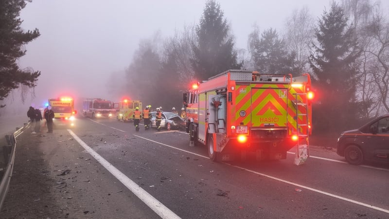 Vážné nehody uzavřely tahy na jihu Čech. Na místě jsou zranění, policie varuje před mlhami