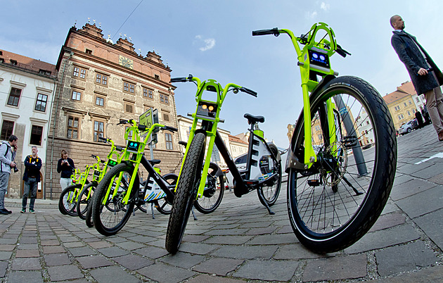 Stačí karta a jedete. Bikesharing v Plzni nabídne 300 elektrokol