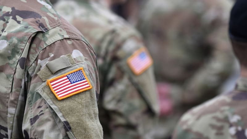 Nastane invaze USA do Íránu? Na Blízký východ míří tisíce mariňáků i válečné lodě, píše WSJ