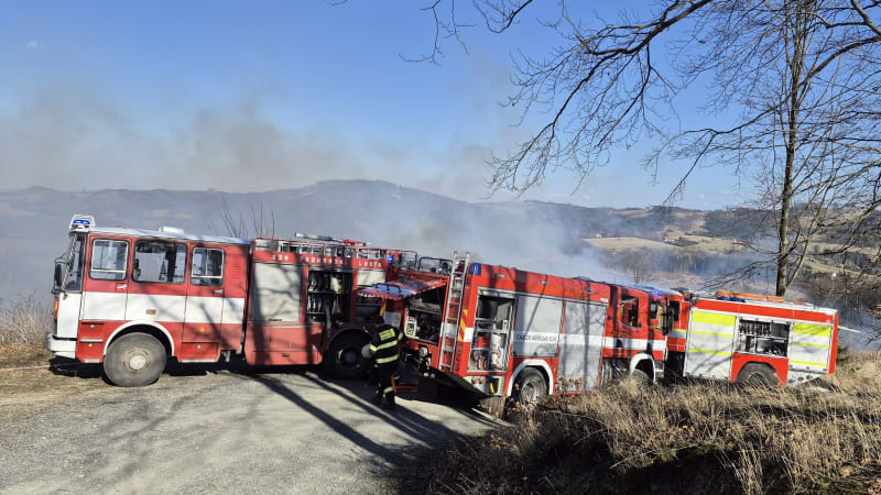 Hasiči bojují s lesním požárem u Kroměříže. Situaci komplikuje vítr, nemůže zasáhnout vrtulník