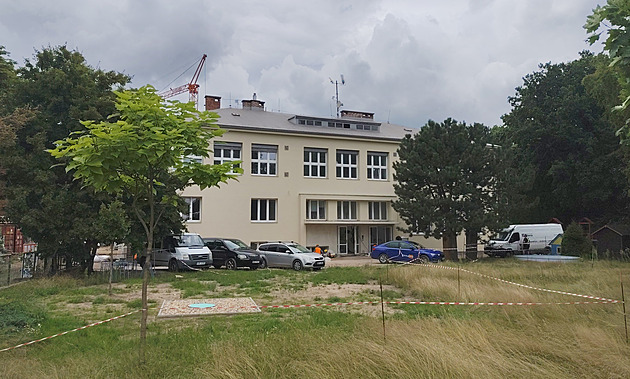 Soud prohrál, ale návrat dětí do opravené školy soused blokuje dál